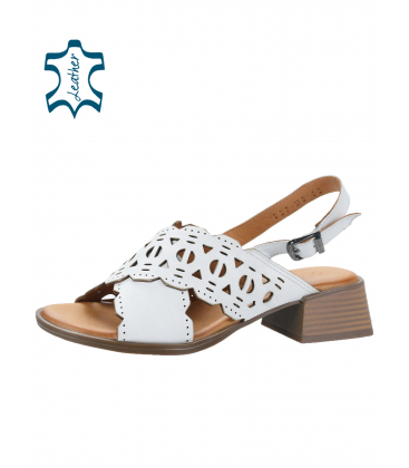 Bílé kožené sandály s vysalerovaným vzorem 027-M6