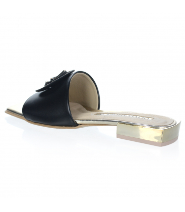 Černé kožené pantofle s ozdobou DSL2450