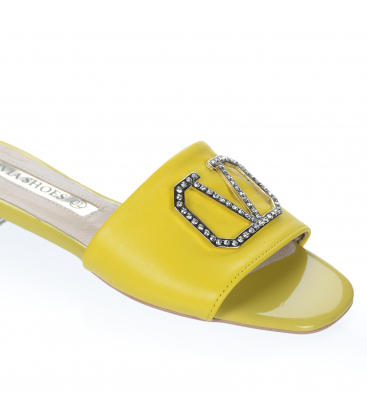 Žluté kožené pantofle s kamínkovou ozdobou DSL2447