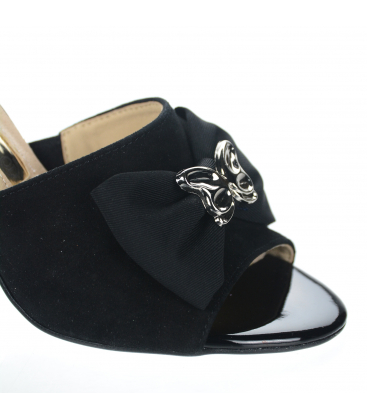 Černé elegantní pantofle se stylovým podpatkem DLO2440
