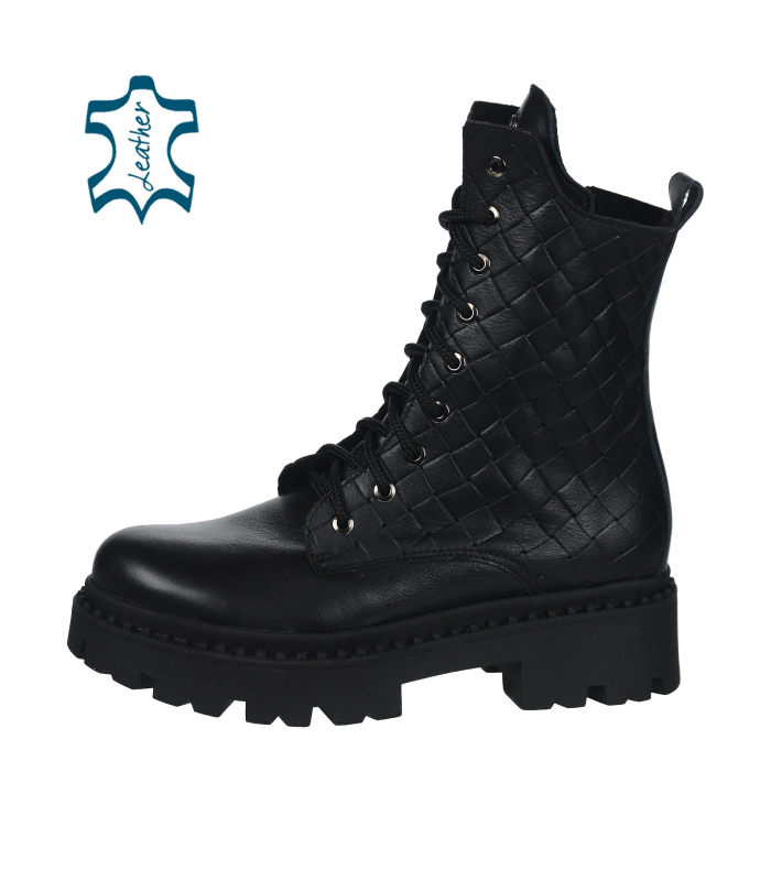 Černé workery s proplétaným materiálem na černé podešvi 2483