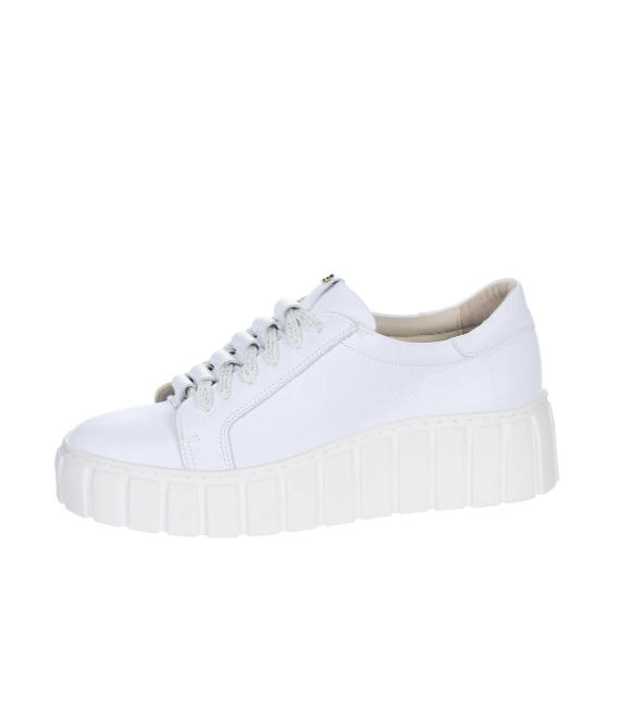 Bílo tenisky s nařasením na jazyku