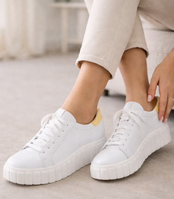 Bílo tenisky se žlutou patou s nařasením na jazyku 8000