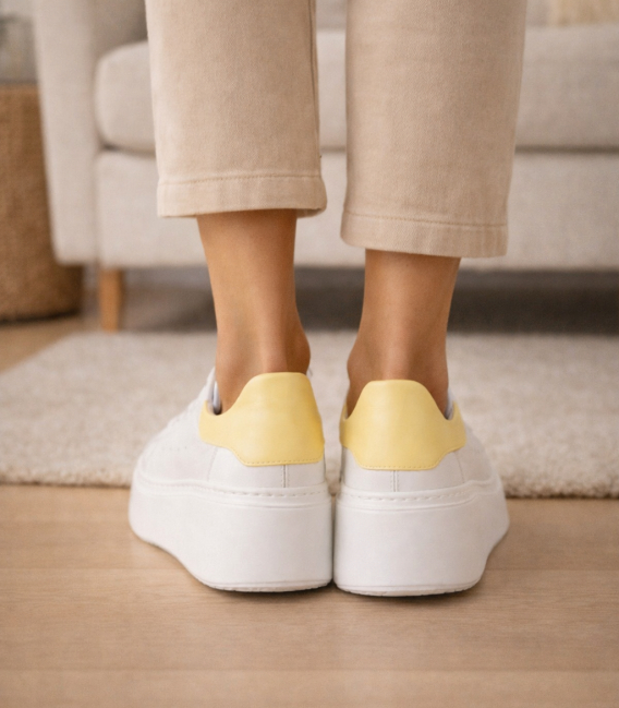 Bílé tenisky se žlutou patou n408s2