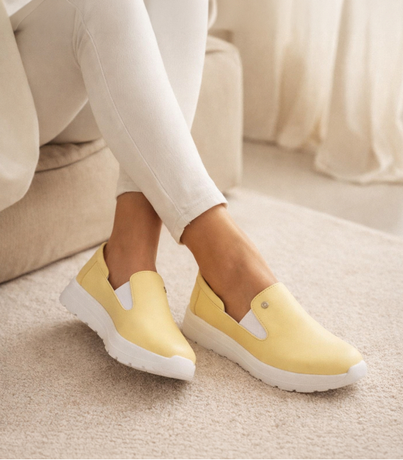  Žluté kožené slip on mokasiny DTE054