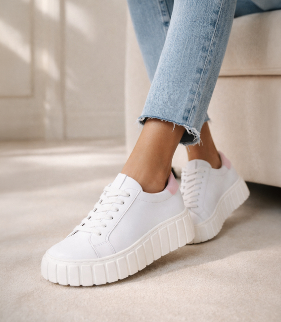 Bílo tenisky s růžovou patou s nařasením na jazyku 8000