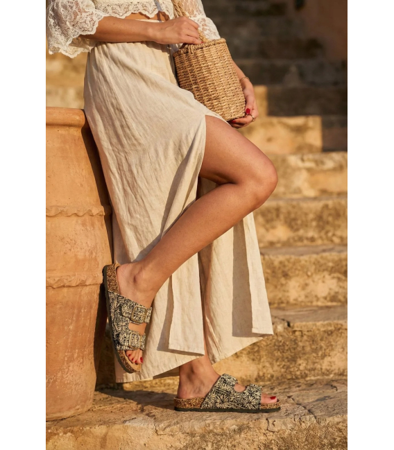 Bílo-černé pantofle