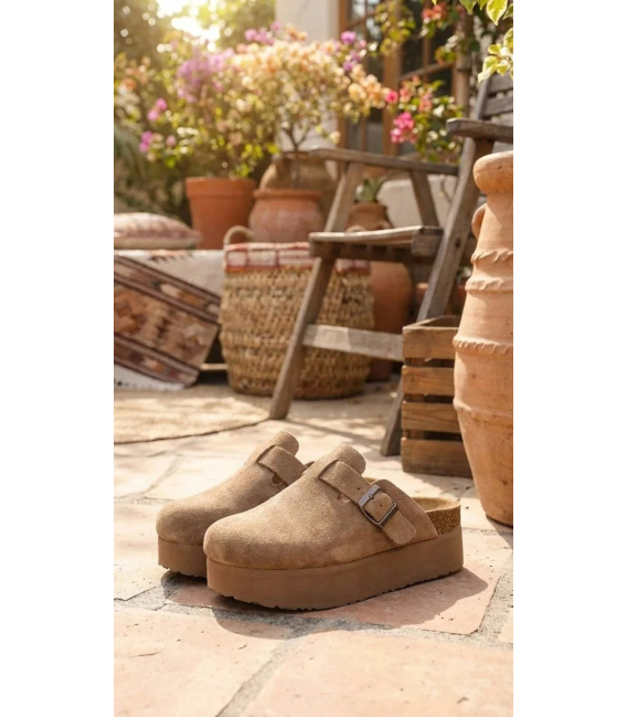  Dámské uzavřené skořicové pantofle na vyšší podešvi