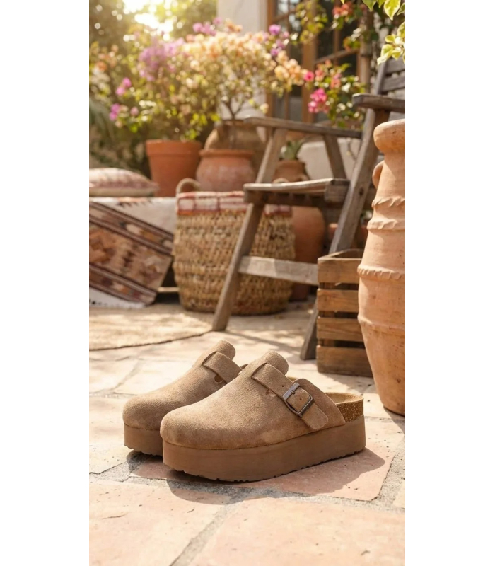  Dámské uzavřené skořicové pantofle na vyšší podešvi