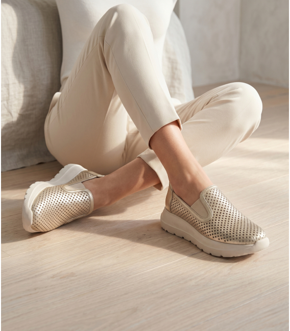 Zlaté perforované slip on mokasiny DTE054