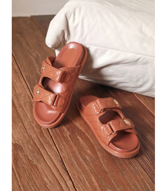 Hnědé letní pantofle s ozdobami