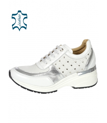 Bílo-stříbrné stylové tenisky s ozdobnými aplikacemi DTE3304