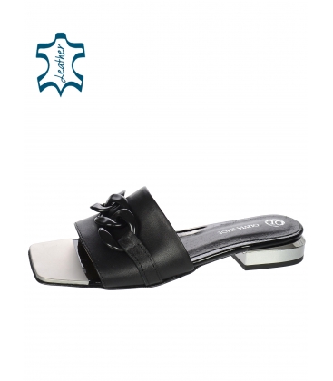 Černé kožené pantofle se stylovým nízkým podpatkem a černou ozdobou DSL2316