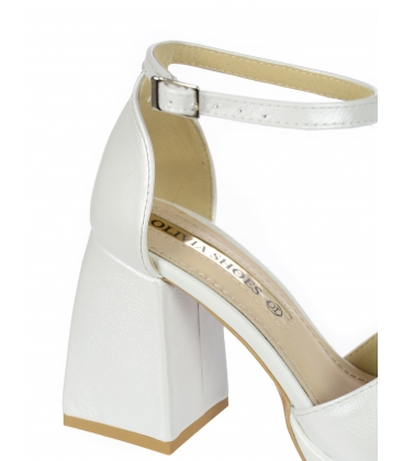 Bílé perleťové jednoduché kožené sandály na širokém podpatku DSA2302