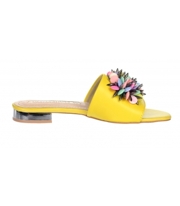 Žluté pantofle na nízkém podpatku s barevnou ozdobou DSL2313