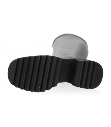 Černé pohodlné holínky s elastickou sárou DKO2356
